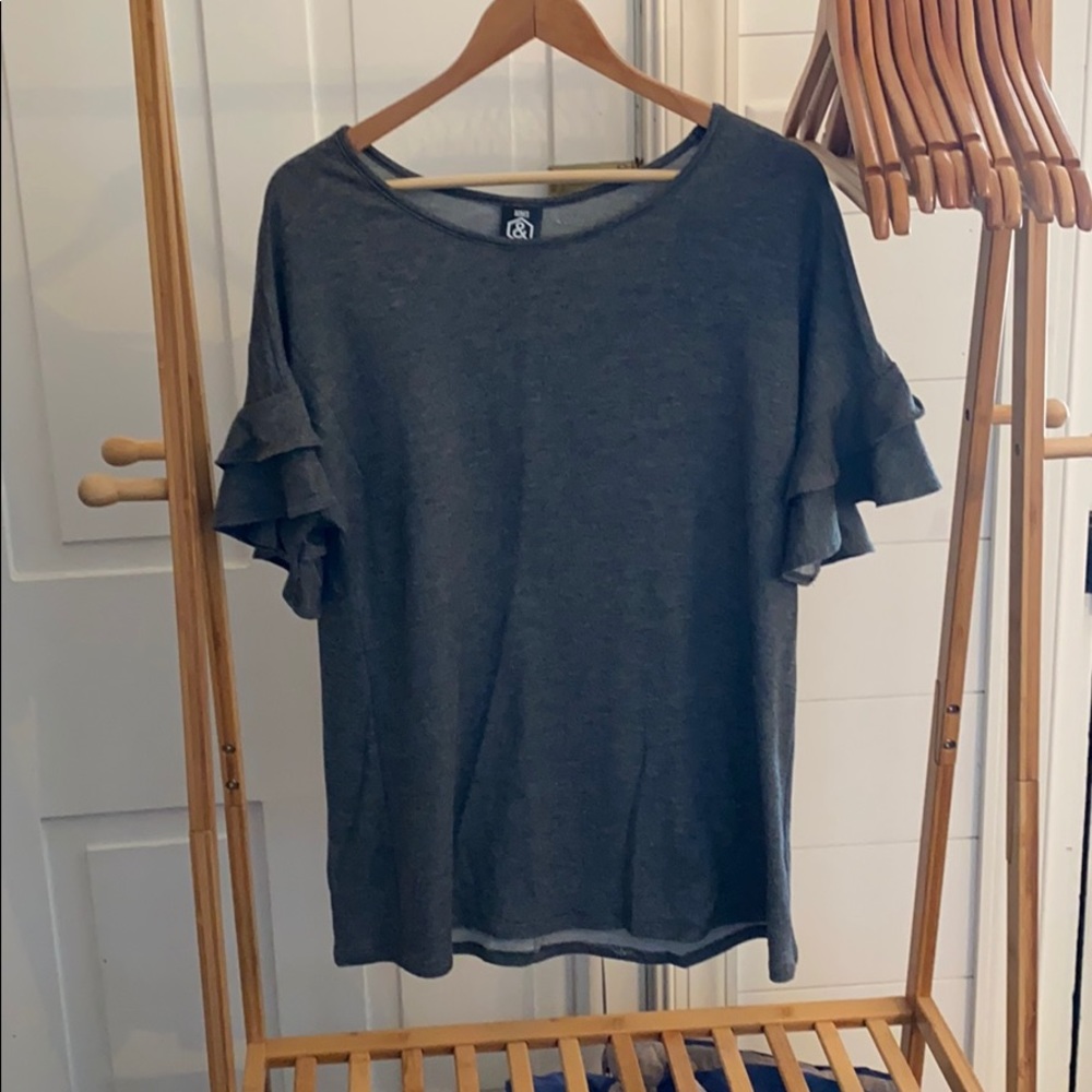 Agnes & Dora gray ruffle sleeve shirt large
